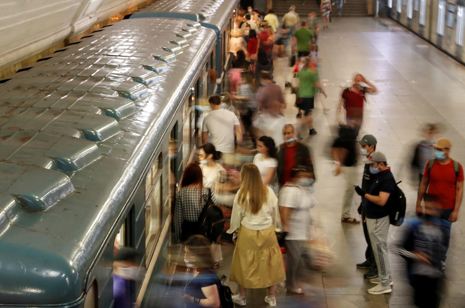 В метро Москвы встали поезда из-за упавшего на пути человека