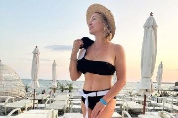 48-летняя Алла Довлатова показала фигуру в бикини