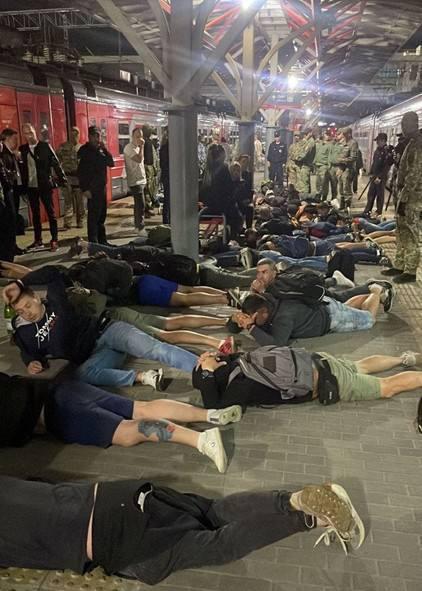 Дебош фанатов ЦСКА в электричке попал на видео