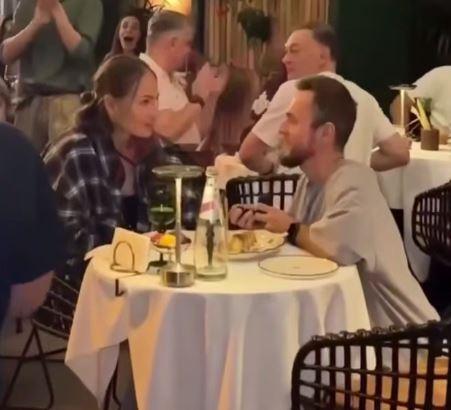 Москвич сделал предложение с помощью пьяного прохожего