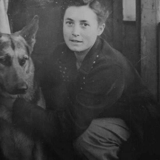 Жанна Матвеева с немецкой овчаркой Гролем. Москва, 1956 год