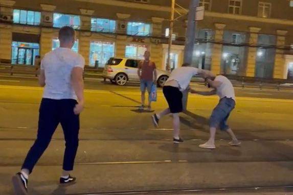 Драка мужчин на трамвайных путях в Москве попала на видео