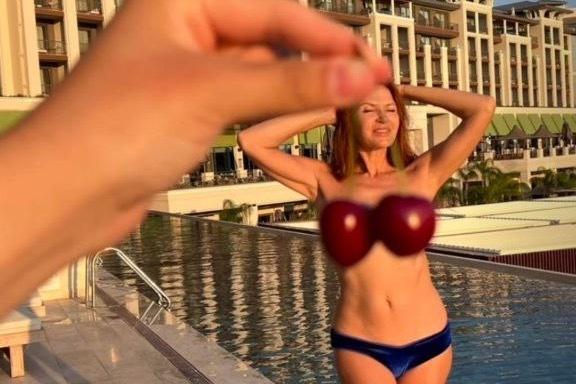 54-летнюю Бледанс упрекнули в чересчур откровенном контенте