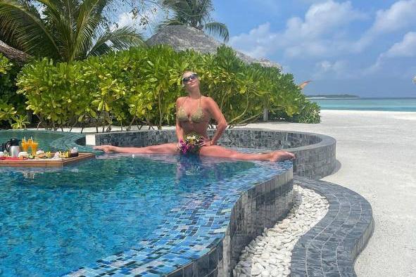 Волочкова в фирменной позе дотянулась до противоположных бортов бассейна