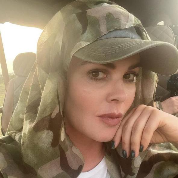 61-летняя телеведущая Екатерина Андреева опубликовала фото в стиле сафари
