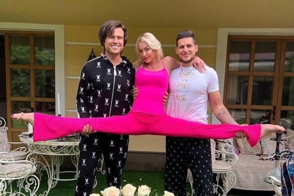 Волочкова продемонстрировала шпагат на руках у двоих мужчин