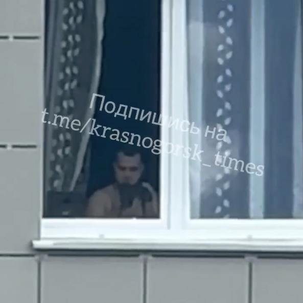 Жителей подмосковной многоэтажки возмутил полуголый сосед с биноклем