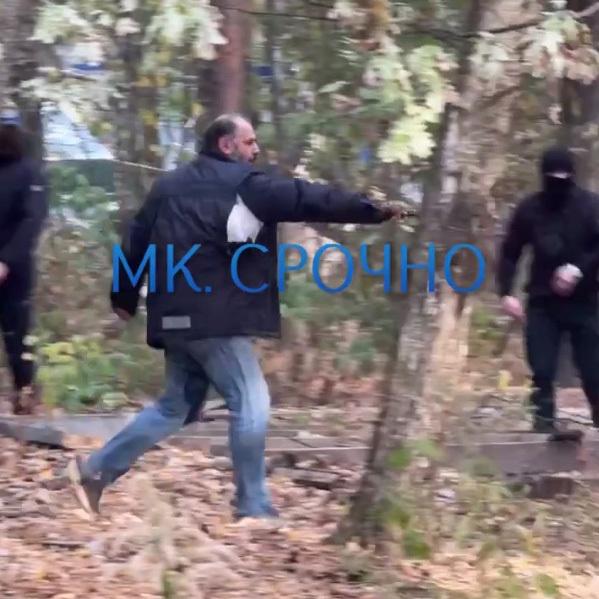 Хозяин сносимого в Подмосковье кафе открыл стрельбу по рабочим и попал на видео