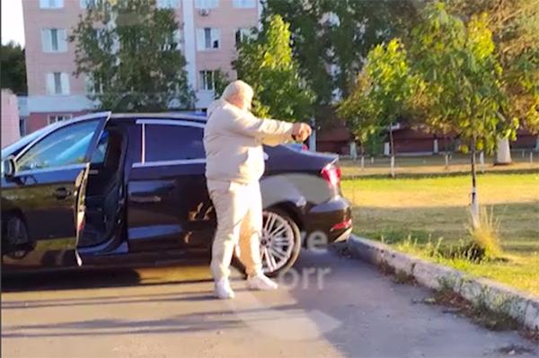 Женщина устроила стрельбу по стаканчикам у роддома и попала на видео