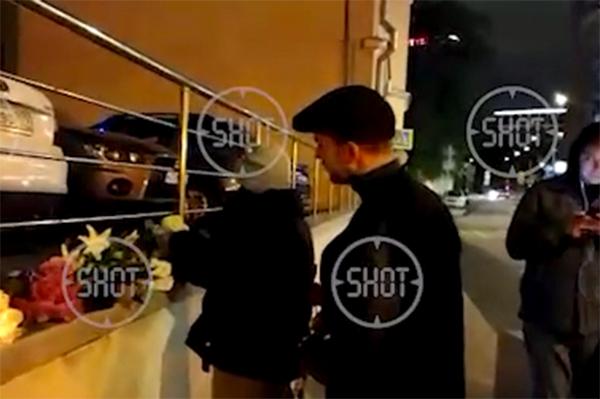 Обстановка у посольства Великобритании в Москве попала на видео