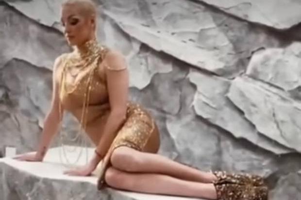 Пользователи сети восхитились Волочковой в золотом образе