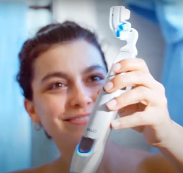 Россиян призвали опасаться зубных щеток. Мошенники успели добраться и до них