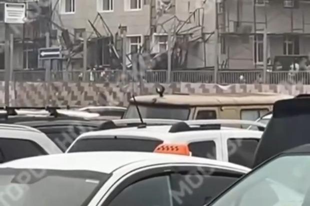 Люди оказались под завалами при обрушении строительных лесов в Москве