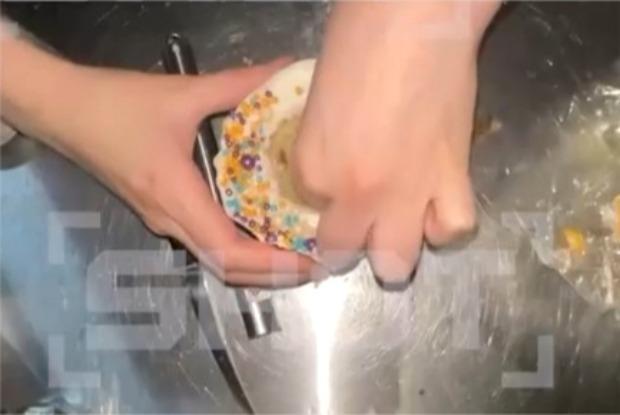 Модель OnlyFans сделала кальян на куличе в Москве и нарвалась на критику