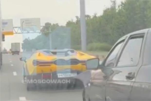 Таксист на Lada Priora протаранил авто за 65 миллионов рублей на МКАД и попал на видео
