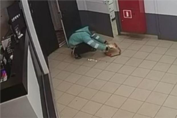 Странное поведение доставщика пиццы в Москве попало на видео и возмутило общественность
