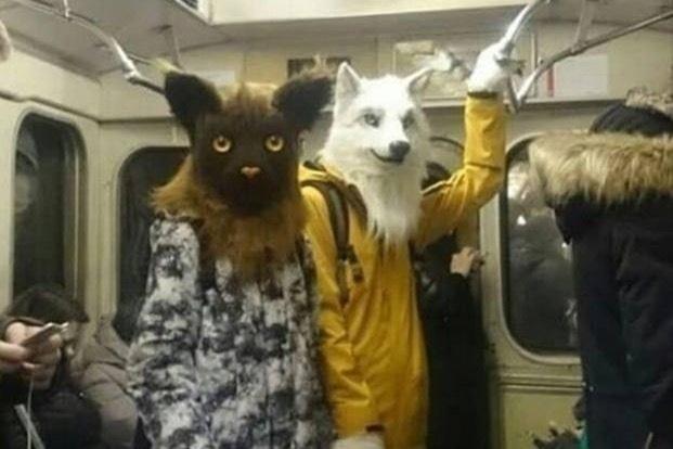 Пассажиры московского метро в масках зверей напугали сеть