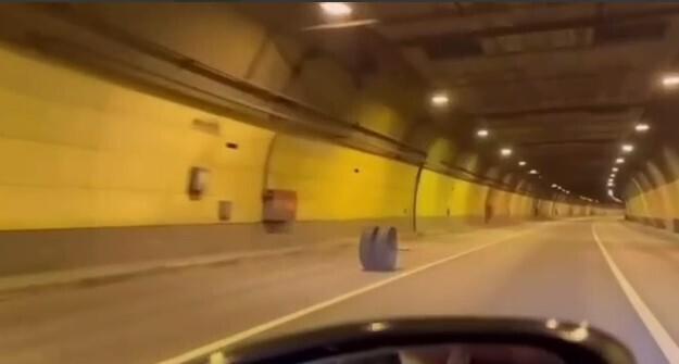 В Москве колесо прокатилось по туннелю отдельно от грузовика