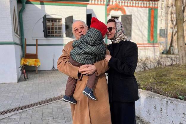 77-летний Петросян опубликовал семейное фото с молодой женой и ребенком