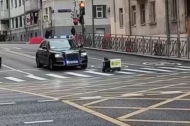 В Москве робот-доставщик остановил Aurus с мигалками и попал на видео