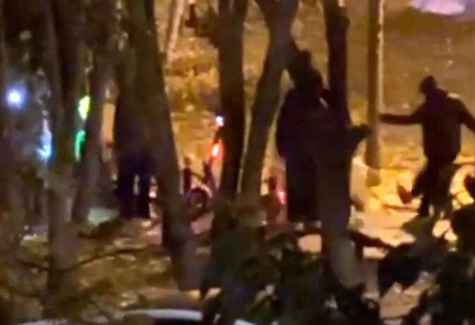 В Москве сняли на видео пинающих рюкзаки службы доставки курьеров
