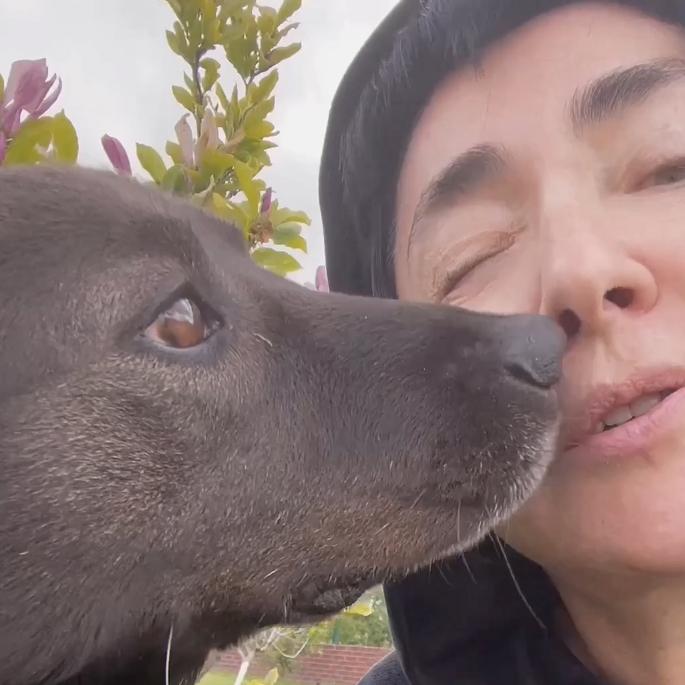 59-летняя Лолита показала на видео лицо без макияжа