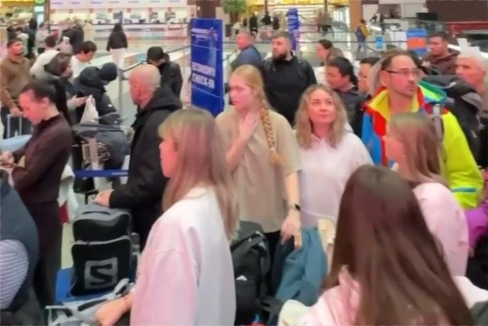 Обстановка в аэропортах Москвы после глобального сбоя в бронировании попала на видео