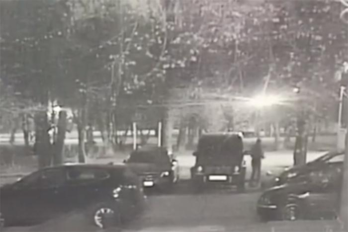 Серийный похититель дорогих автозеркал попал на видео в Москве