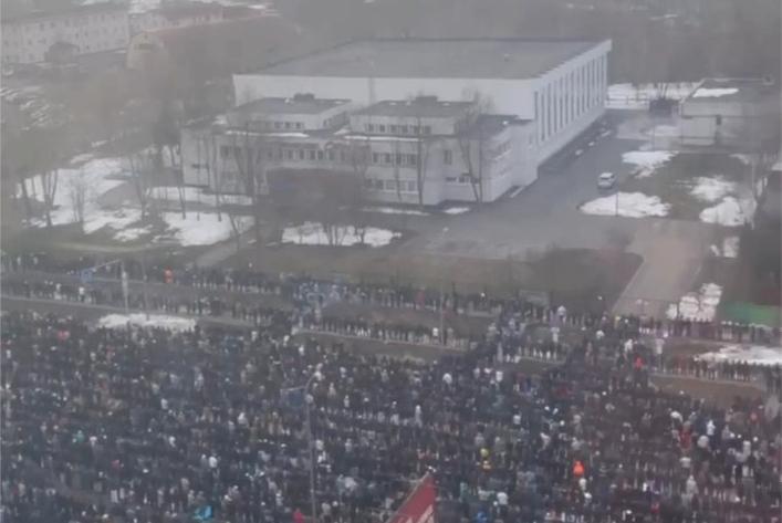 Массовая молитва мусульман в Ураза-байрам в Москве попала на видео