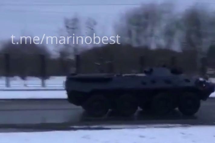 Бронетранспортер на дороге в Москве попал на видео и заинтересовал россиян