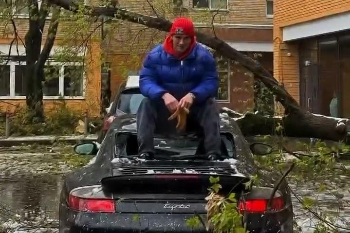 Москвич в Rolex попытался устранить последствия падения дерева на винтажный Porsche