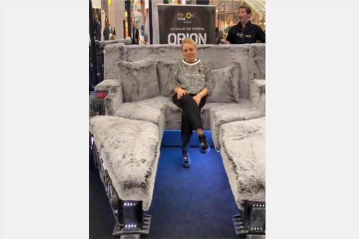 В московском шоуруме нашли диван-звездолет за 15 миллионов