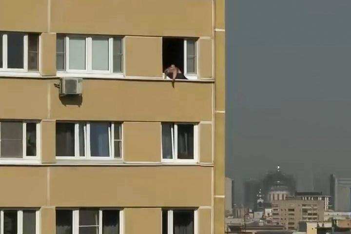 Лежащий на окне москвич в одних носках попал на видео