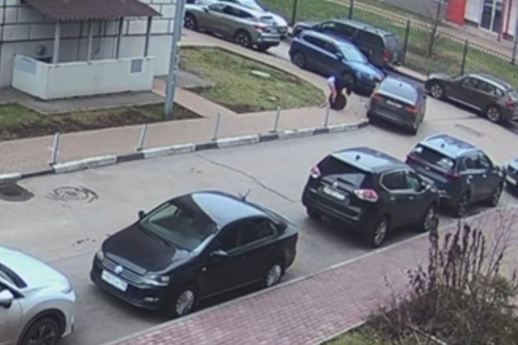 В Подмосковье девушка разбила авто бывшего крышкой канализационного люка