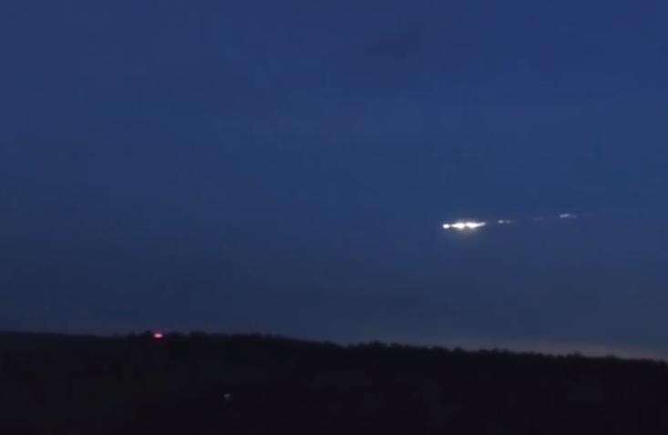 В небе над Москвой заметили яркий светящийся объект