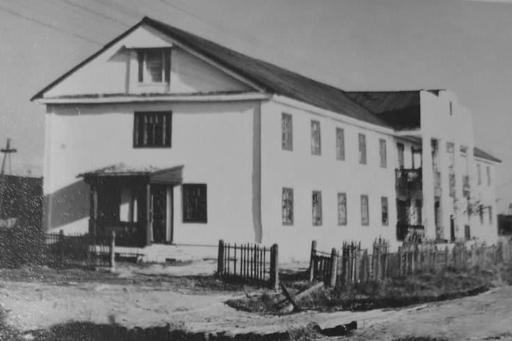 Один из домов поселка Крутая в Коми АССР. 1957 год