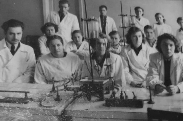 Группа Жанны Матвеевой (высокая девушка у стены) перед выпуском. Первый медицинский институт, Москва, 1956 год