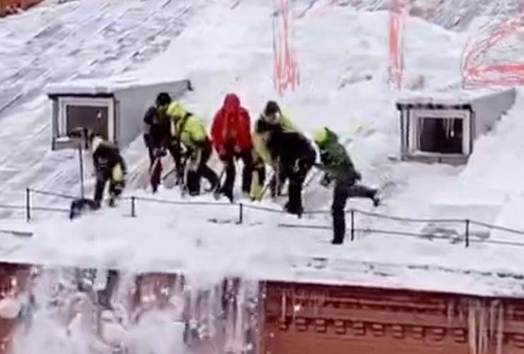 В Москве замечены экстремальные чистильщики крыши