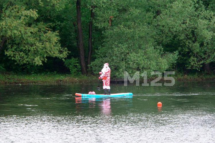 Деда Мороза на сап-борде заметили в московском парке