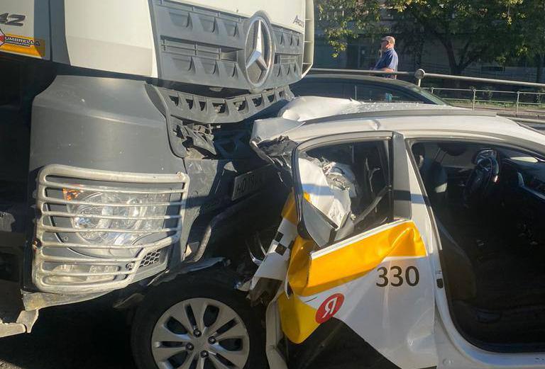 Массовая авария с грузовым автомобилем в Москве попала на видео