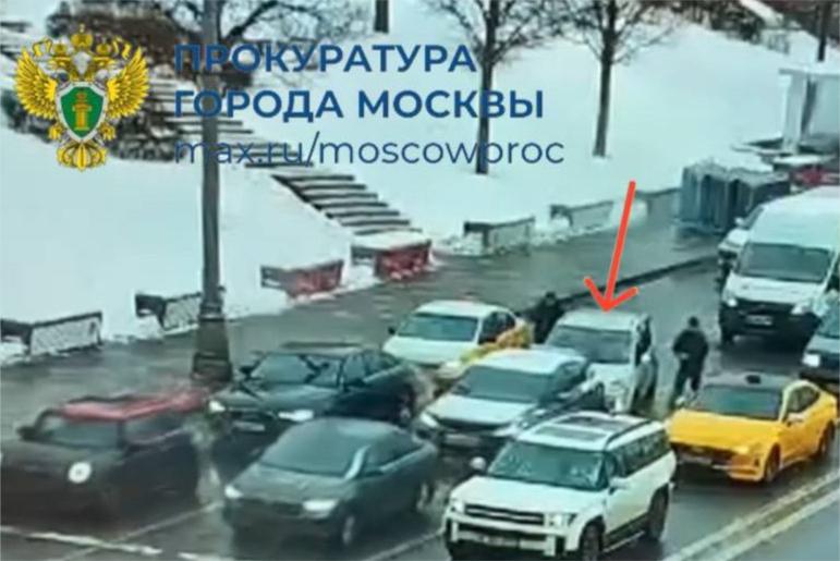 Мужчина попытался сбить полицейских в Москве и избежал тюрьмы