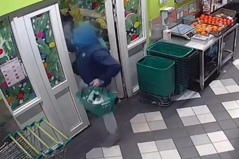 Мужчина устроил нападение с ножом ради продуктов из супермаркета в Москве