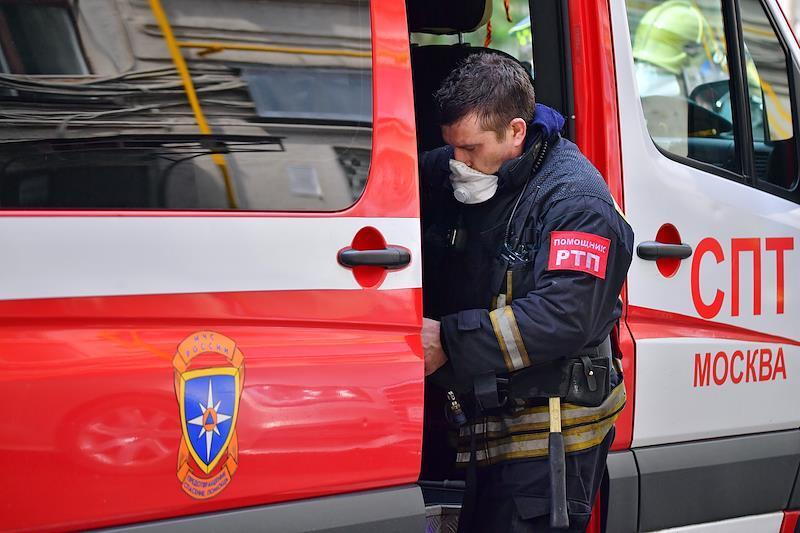 Стала известна причина крупного пожара на парковке в Москве