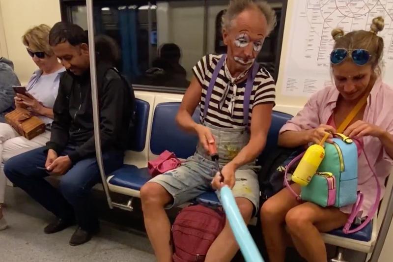 Клоун в московском метро восхитил пользователей сети