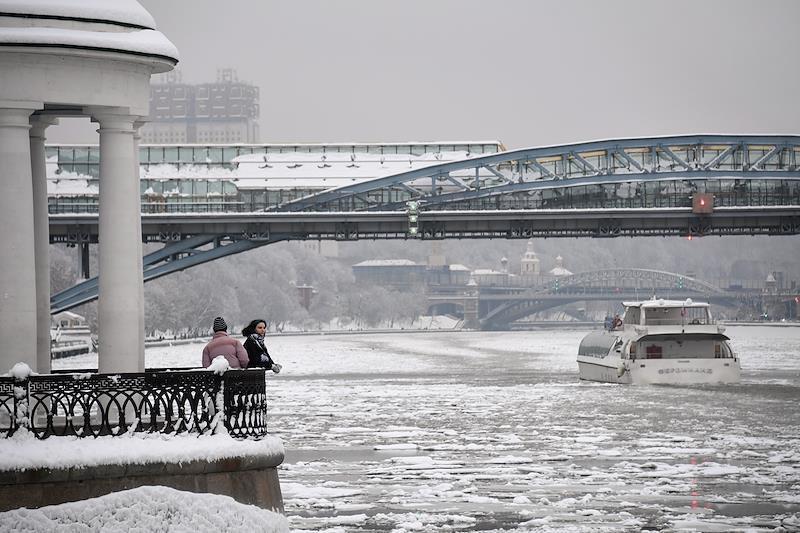 Мужчина упал на лед с набережной Москвы-реки