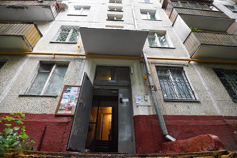 Москвич написал стихи на двери идущего под снос дома