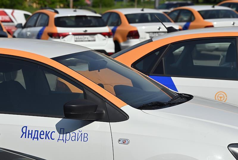 В Подмосковье припаркованным во дворе авто каршеринга прокололи колеса