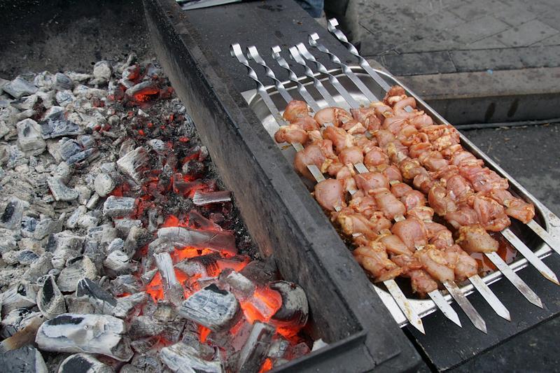 Доктор Мясников назвал самые полезные виды мяса для шашлыка