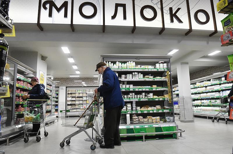 Бутылки молока уменьшенного объема в столичных магазинах возмутили москвичей