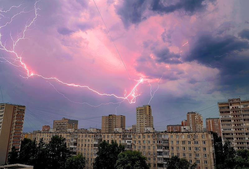Москвичей предупредили о дождях с грозой